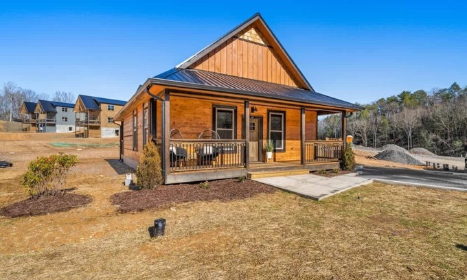 Pigeon Forge Cabin | Bearfoot Bungalow SHR Sleeps 7 + Hot Tub