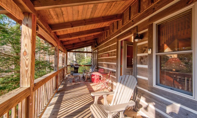 Vilas Cabin | Bears Repeatin- Hot Tub - Bumper Pool Table - Mountain Views