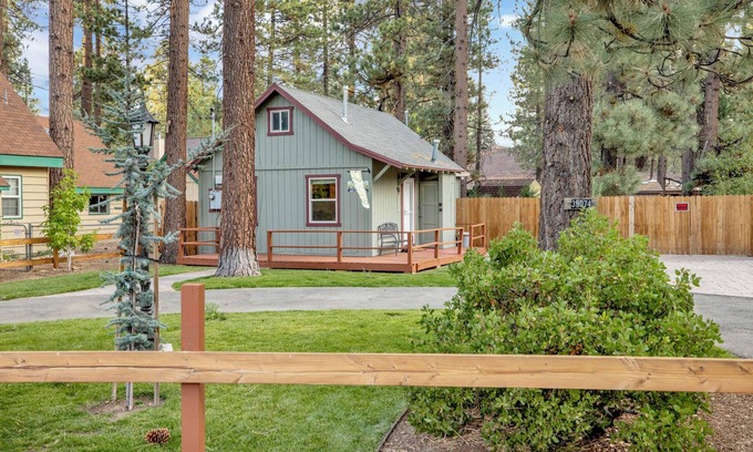 Boulder Bay Cabin | Beary Cozy Cabin w/Hot Tub- Walk to Lake Couple's Cottage