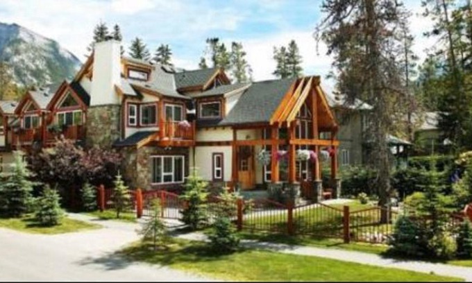 Banff Bed & Breakfast | Beaujolais Boutique B&B at Thea's House- Adults Only