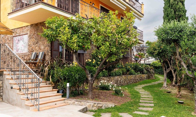 Borghetto Santo Spirito Villa | Beautiful apartment in villa for 5 guests with WIFI, A/C, pool, terrace and pets allowed