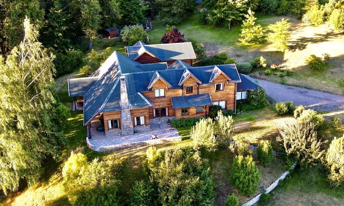 San Martin de los Andes House | Beautiful log house on a hillside. Spectacular view. Sleeps 12