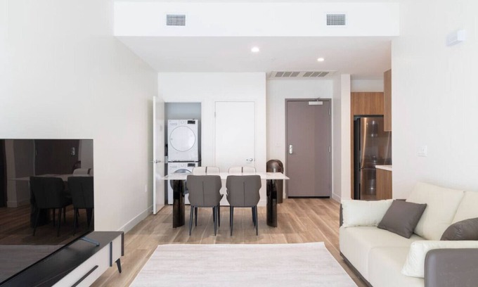 Wilshire Center Apartment | Beautiful 1 Bed in LA (ID242)