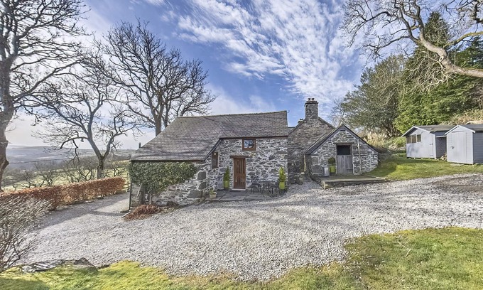 Betws Gwerfil Goch House | Beautiful 16th Century Ty Cerrig Cottage -set in stunning grounds with great vie