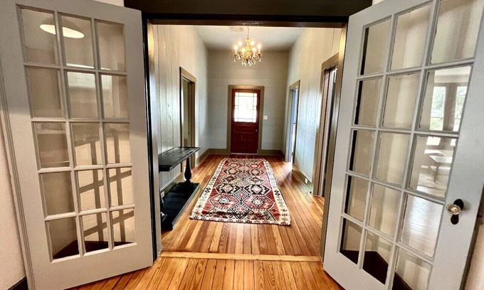 Smithville House | Beautiful 1900s Victorian House w/Pool