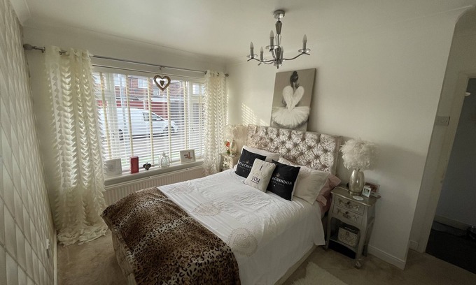 Canvey Island Cottage | Beautiful 2-Bed Bungalow in Canvey Island