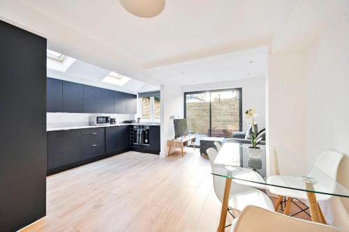 Fulham Broadway Apartment | Beautiful 2 bed with en suite, near Tube and Stamford Bridge