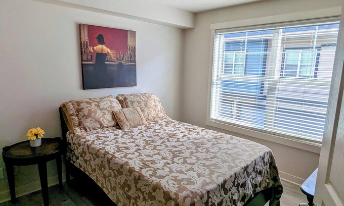 McKenzie Towne House | BEAUTIFUL 2 BEDROOM BUNGALOW WITH GARAGE