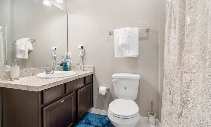 Humble Condo | Beautiful 2 Bedroom Home Near Old Town Spring