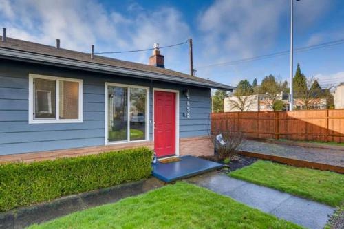Beaverton House | Beautiful 2 Bedroom Unit w/FAST FREE WIFI