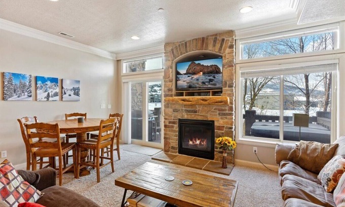 Huntsville Condo | Beautiful 2 bedroom Huntsville, Utah condo with a private hot tub.