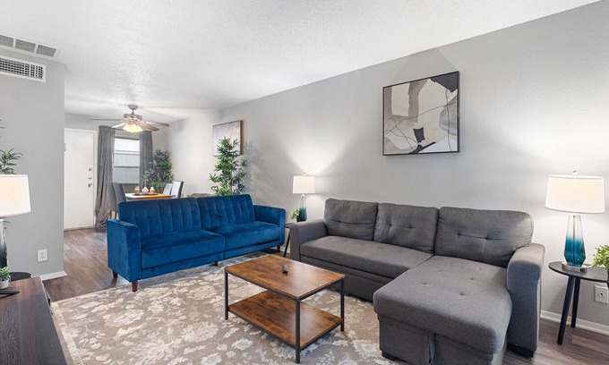 Hancock Apartment | Beautiful 2BR/1BA in Hydepark 7369
