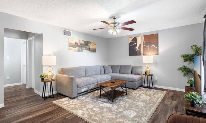 Hancock Apartment | Beautiful 2BR 5 Mins to UT 7368