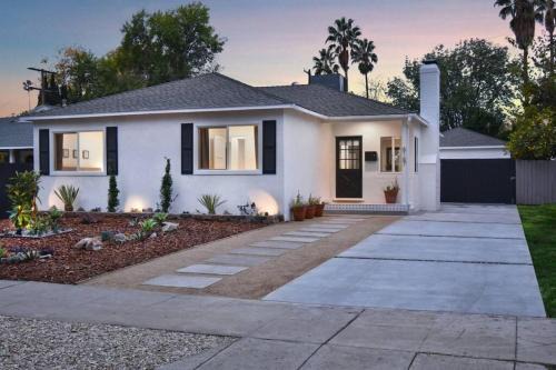 Valley Glen House | Beautiful 3 Bed Home with a Large Back Yard Outdoor Space