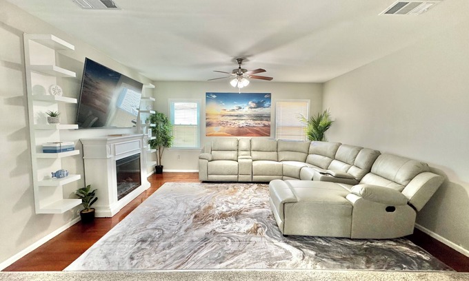 Ocean Gate Apartment | Beautiful 3 Bedroom, 1 Bath, 2nd Floor, 2 blocks from Ocean Gate Beach