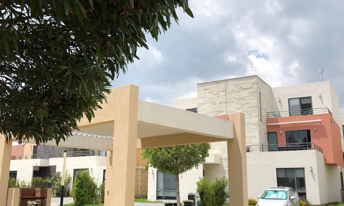 Calimaya House | Beautiful 3BR townhouse with on-premises parking