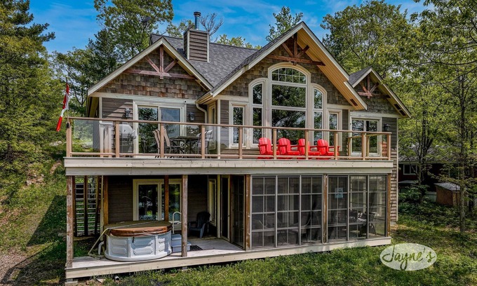 Gravenhurst Cottage | Beautiful 4 bed 3 bath cottage on Loon Lake! Hot Tub! SW Exposure!