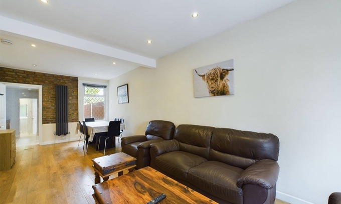 Selhurst House | Beautiful 4 bed | 3 bathroom house | Garden| 5 mins walk to East Croydon station