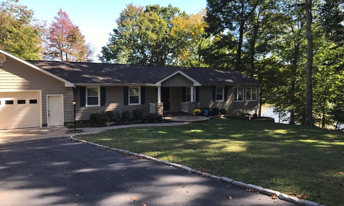 Clarksville House | Beautiful 4-bed Kerr lakehouse w/dock in tranquil Clarksville.