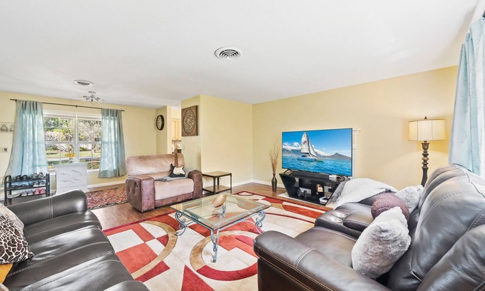 Rockledge House | Beautiful 4-Bedroom Bungalow with Modern amenities