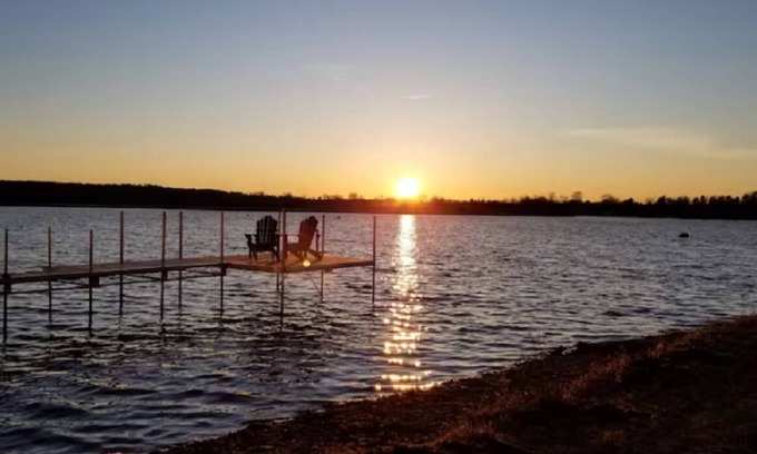 Kirkfield Cottage | Beautiful 4 Bedroom Waterfront Cottage