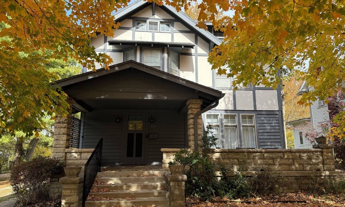 Greencastle House | Beautiful 4 BR/2 Bath home in elegant neighborhood. 3 blocks from DePauw Univ!