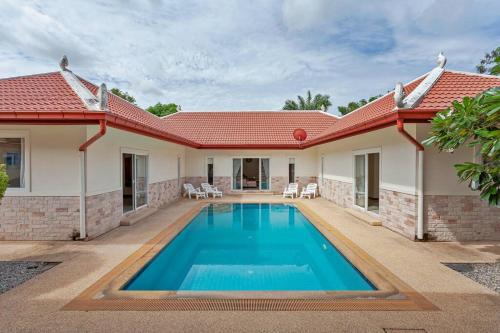 Huai Yai Villa | Beautiful 5 Bedroom Luxury Pool Villa in Pattaya