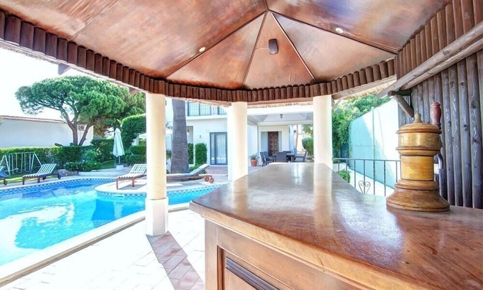 Ferrarias Villa | Beautiful 5 bedroom villa with tennis court and pool in the Vale do Lobo area
