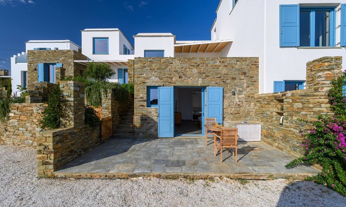 Gavrio Villa | Beautiful 5 double bedroom villa "on the beach" - Large swimming pool access - garden