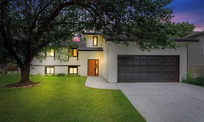 Wichita House | Beautiful 6 bed, 3 bath home in quiet neighborhood