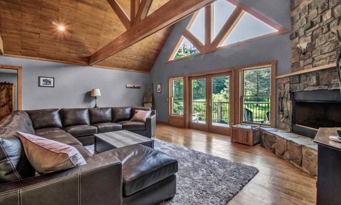 Salamanca House | Beautiful 6 bedroom Ellicottville Chalet
