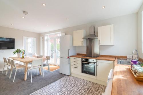 Broadheath House | Beautiful 6 Bedroom Holiday Home, Manchester