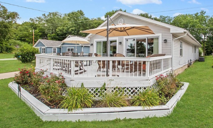 Union House | Beautiful 6 bedroom lake house with pontoon available for rent