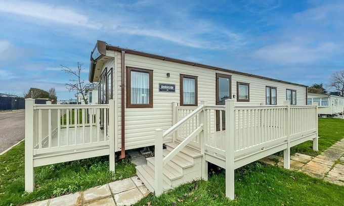 Clacton-on-Sea House | Beautiful 6 berth caravan with decking at Valley Farm Holiday Park ref 46736V
