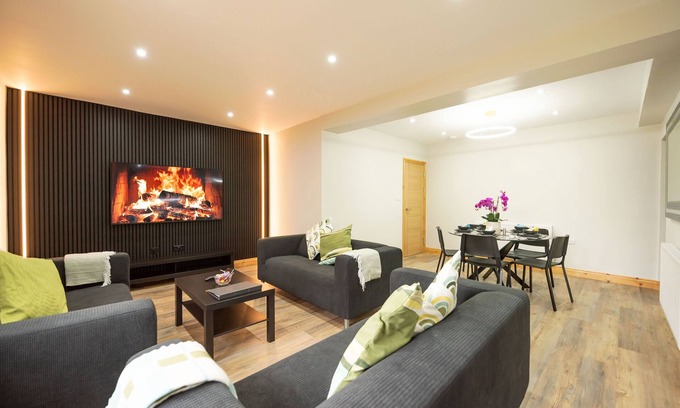 Earley House | Beautiful 8-Bed, 8-Bath with Garden, Gym & Parking