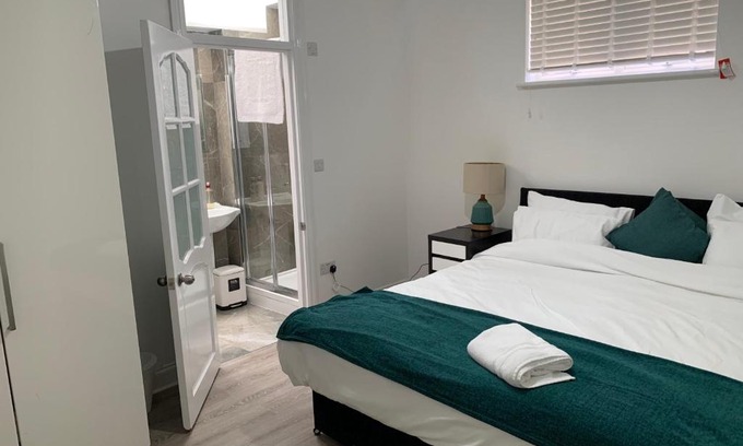 Loxford House | Beautiful All room En-suite 4 bedrooms house , Free parking, WiFi, Corporate, Contractors, Family relocation, CONTACT US FOR LONG TERM RATE