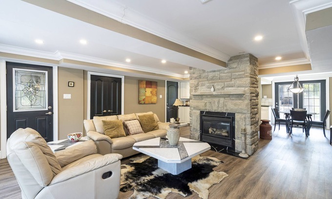 Wasaga Beach House | Beautiful and Modern Two Bedroom Home/Walking Distance to Beach