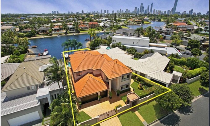 Bundall House | Beautiful and Modern Family Home with Heated Pool - Water View