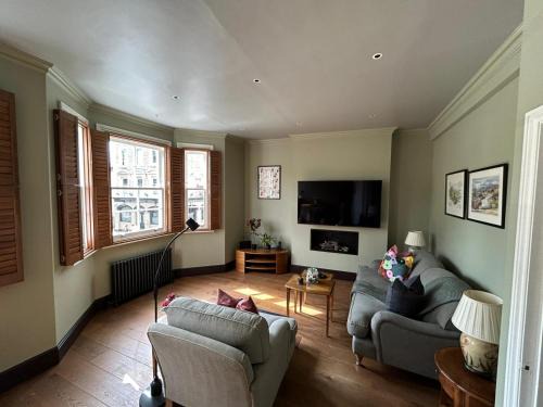 West Brompton Apartment | Beautiful and spacious 2 bed, 2 bath apartment bordering Fulham and Chelsea - entire apartment with private entrance