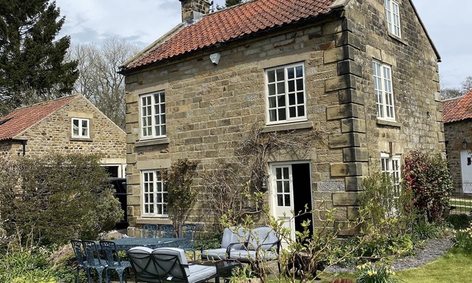 Hutton le Hole Cottage | Beautiful and very spacious 4 bedroom detached cottage in picturesque village