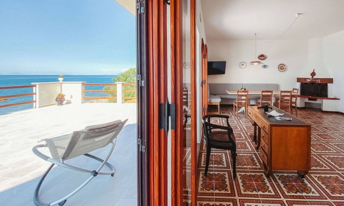 Caronia House | Beautiful apartment in villa for 6 guests with hot tub, WIFI, TV, patio and pets allowed