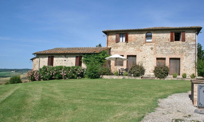 Monteroni d'Arbia Apartment | Beautiful apartment for 4 guests with pool, WIFI, patio, panoramic view and parking, close to Si.