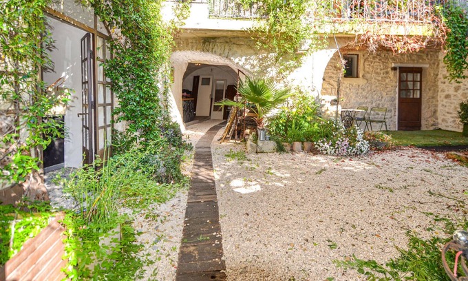 Fons-sur-Lussan Apartment | Beautiful apartment in Fons sur Lussan