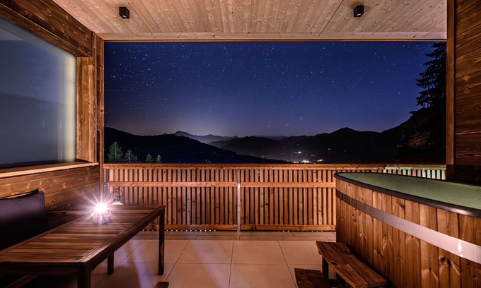 Pfarrwerfen House | Beautiful apartment in villa for 4 guests with WIFI, hot tub, TV, balcony, pets allowed and park.