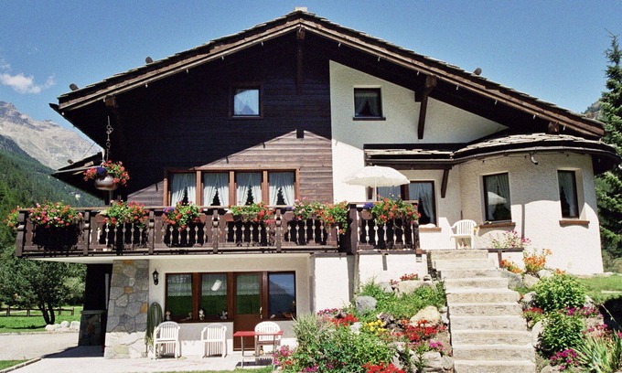 Saas Almagell Apartment | Beautiful apartment for 8 guests with WIFI, TV, patio, pets allowed, panoramic view and parking