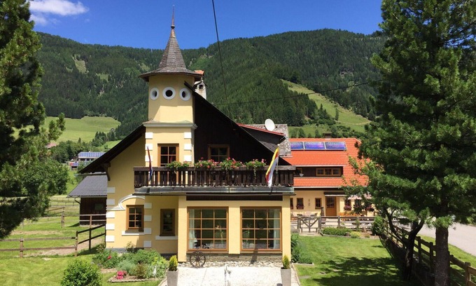 Gnesau Apartment | Beautiful apartment for 5 people with hot tub, WIFI, TV, patio, pets allowed and parking