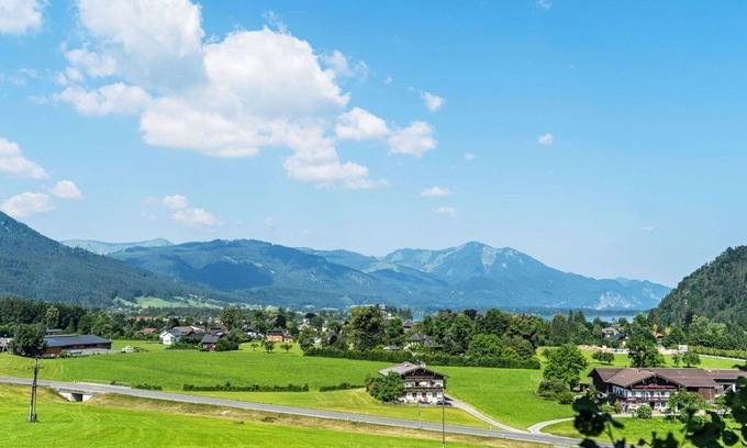 Strobl Apartment | Beautiful apartment for 10 guests with WIFI, TV, terrace and parking