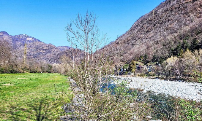 Losone Apartment | Beautiful apartment for 3 people with WIFI, TV, balcony, pets allowed, panoramic view and parking