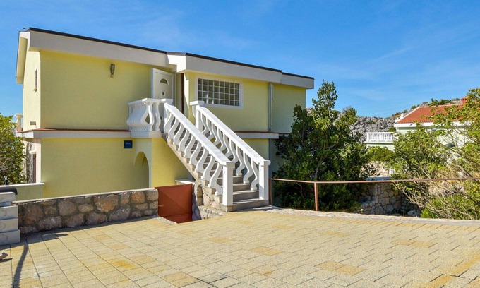 Ribarica Apartment | Beautiful apartment for 6 guests with WIFI, A/C, TV and terrace