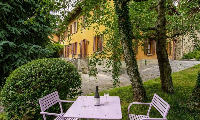 Tavernerio Apartment | Beautiful apartment for 4 people with WIFI, TV, patio, pets allowed and parking